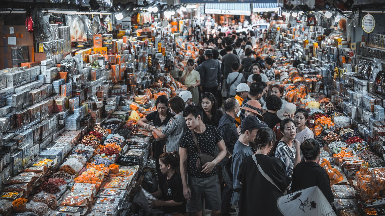 Pasar besar yang dipenuhi ribuan barang dan orang