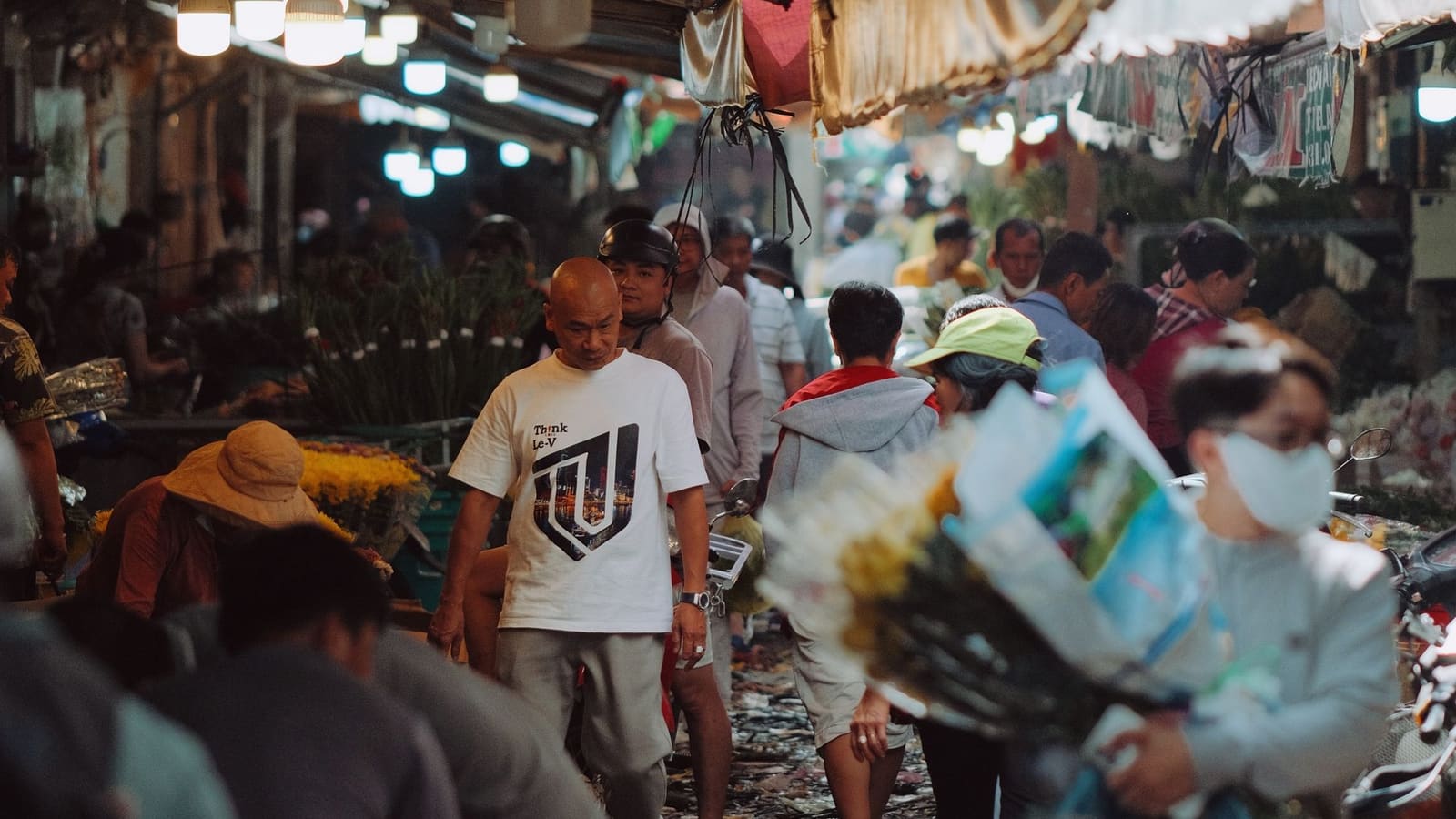 Pasar yang padat oleh pembeli dan pedagang
