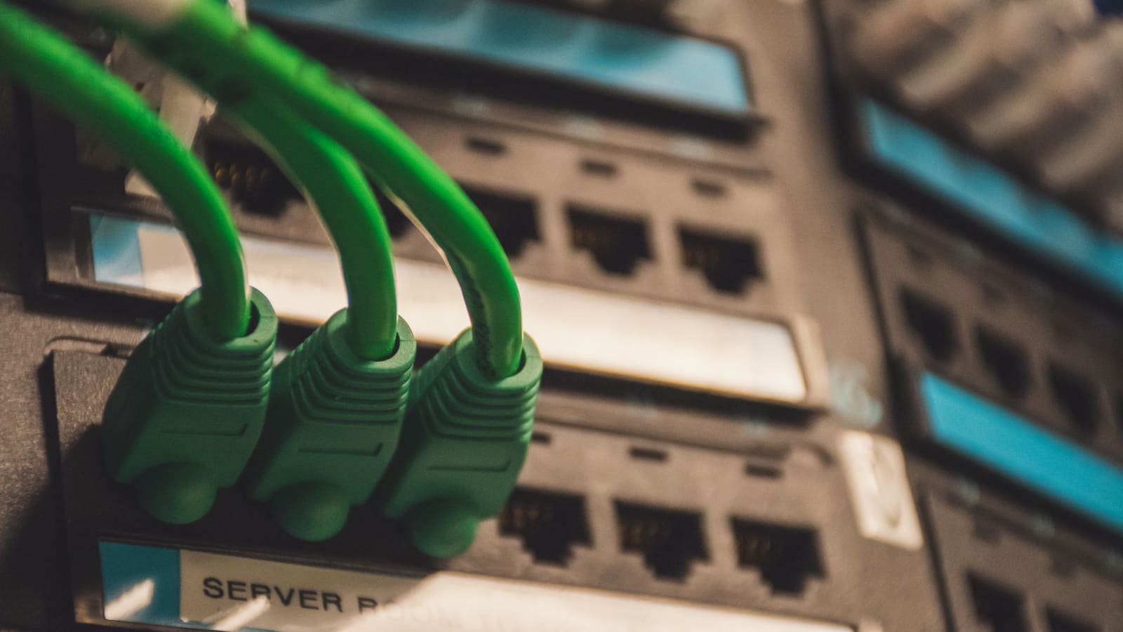 Kabel jaringan tertancap rapi pada perangkat penghubung