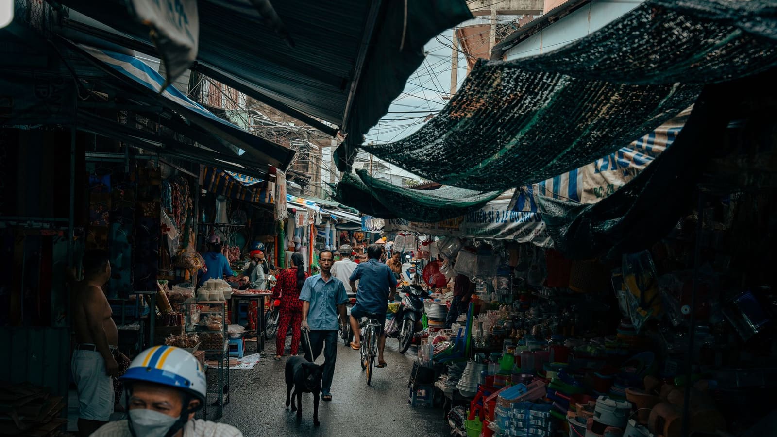 Kerumunan orang berjalan di pasar tradisional pada pagi hari