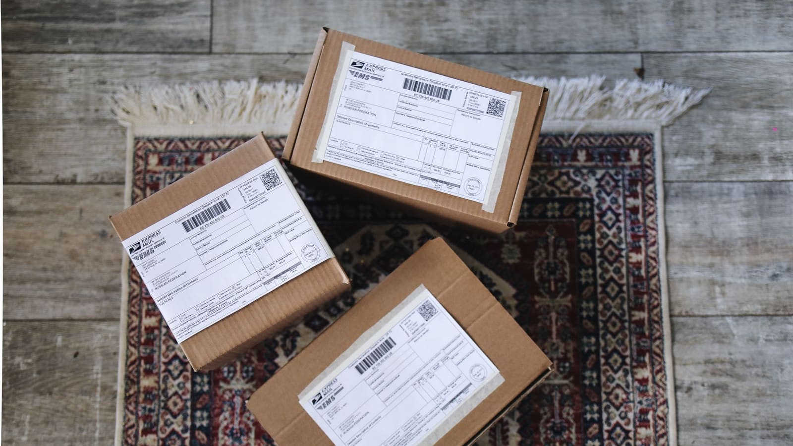 Tiga paket berlabel pengiriman siap dikirim